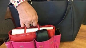 Reduce-the-Clutter-in-Your-Handbag