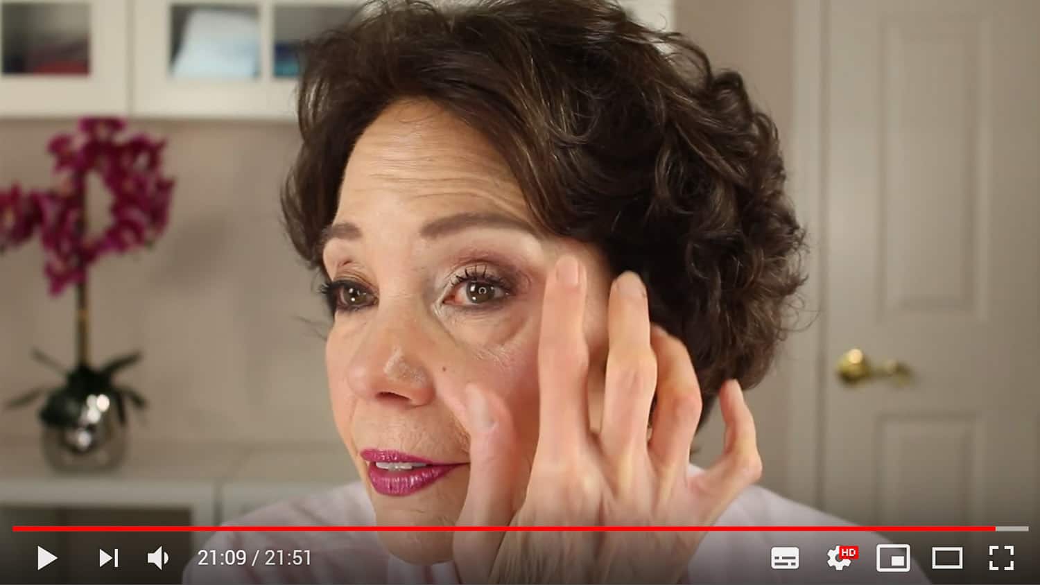 9 Pro Makeup Artist Tips for Women 50+ with Hooded Eyes (Video)